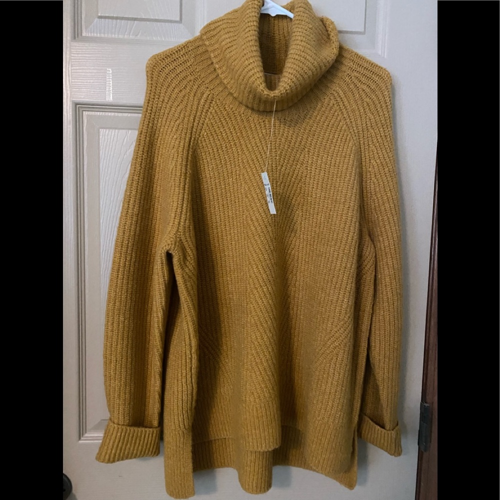 New with tags never worn Madewell gold turtle neck chunky sweater